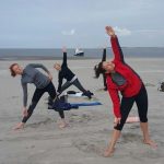 Must-do tijdens jouw trip naar de Wadden: yoga op het Wad [+video]