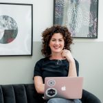 Een jonge bloem denkt aan haar pensioen