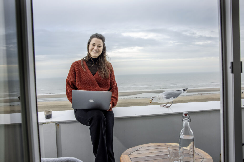 Nederland, Zandvoort, 15 december 2020. Reis Blogger Suzanne van Duijn in hotel Boulevard aan het werk in het kader van workation