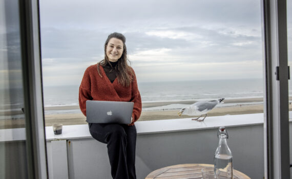 Nederland, Zandvoort, 15 december 2020. Reis Blogger Suzanne van Duijn in hotel Boulevard aan het werk in het kader van workation